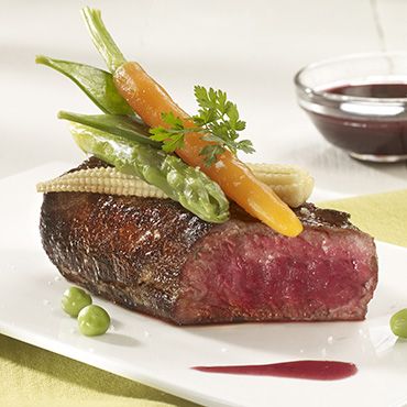 Steak de boeuf mariné, jeunes légumes de printemps et caramel de vin rouge